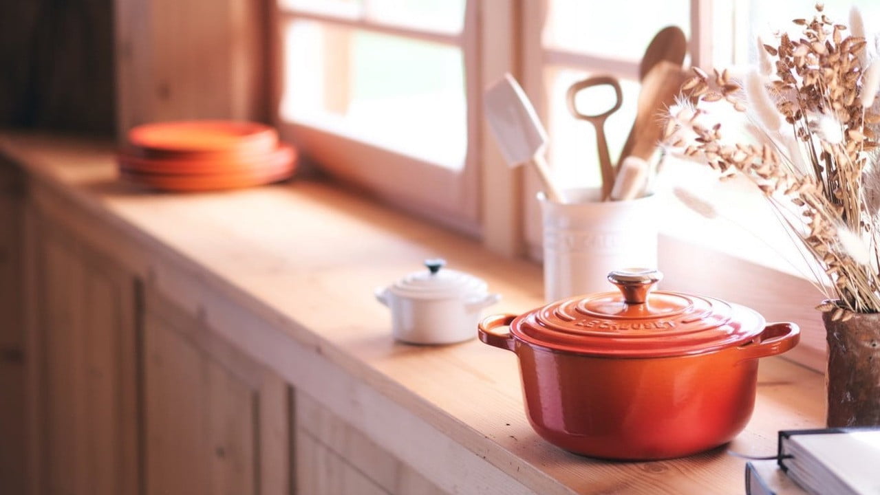 https://www.lejournaldelamaison.fr/le-journal-de-la-maison/piece-par-piece/cuisine-salle-a-manger-le-journal-de-la-maison/cuisine/cocotte-le-creuset-grand-mere-prix-seconde-main-491381.html