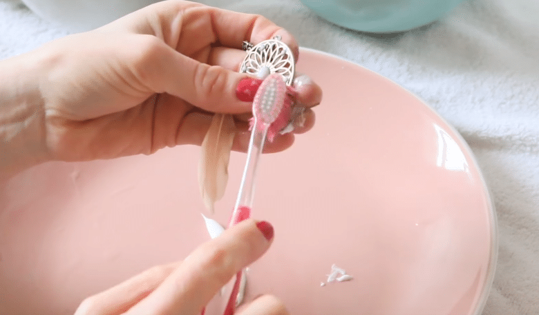 nettoyer bijoux fantaisie avec dentifrice